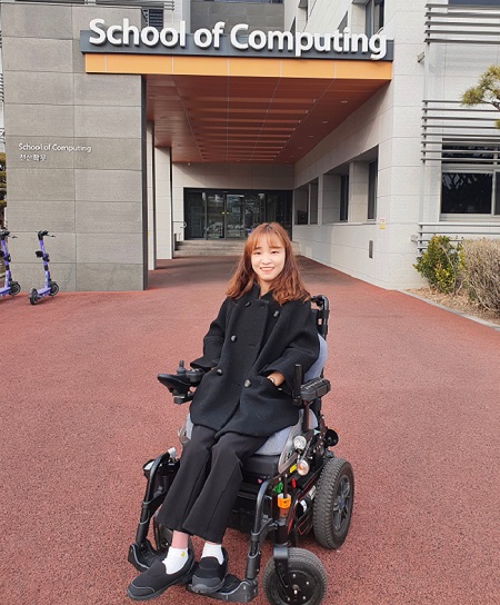 This year’s student commencement speaker, Hye-Lin Park from the School of Computing was the first student admitted to KAIST with a severe physical handicap.