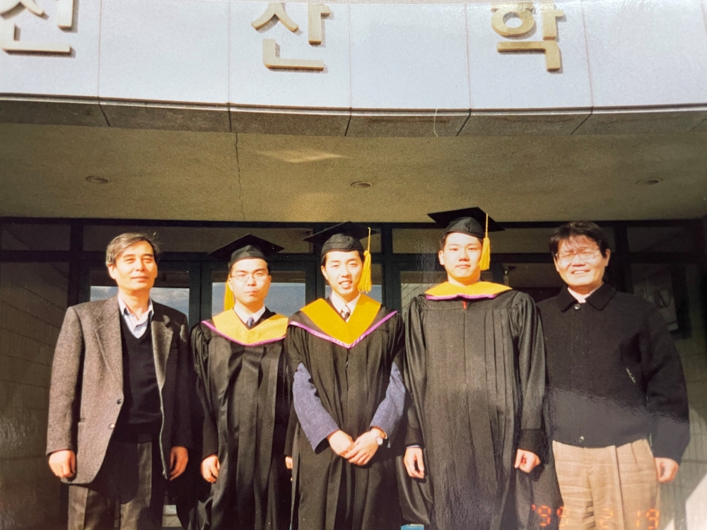 Professor Chwa (far left) and Kim (center) in 1999 upon the graduation ceremony at the campus.