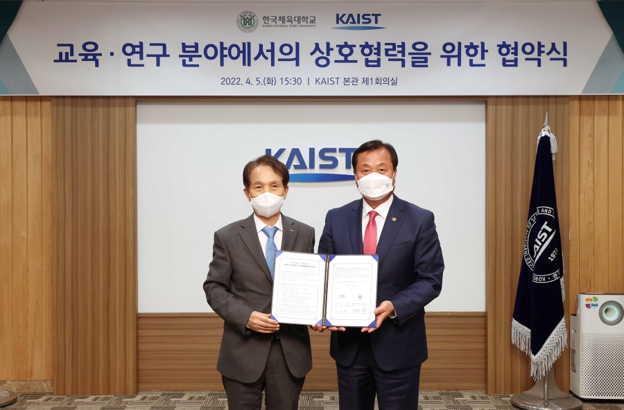 KAIST President Kwang Hyung Lee (left) and KNSU President Yong-Kyu Ahn pose after signing the MOU on April 5 at the KAIST main campus.