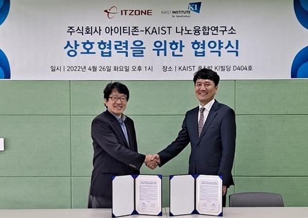 (왼쪽부터) 정희태 KAIST 나노융합연구소장, 주식회사 아이티존 김경일 대표
