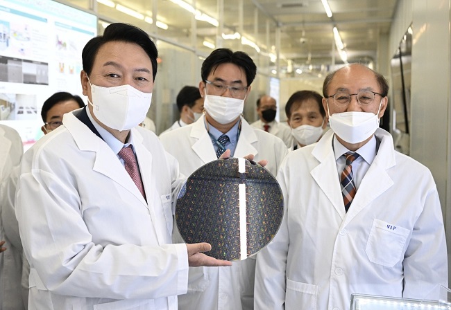 Before he met with the students, he toured the National Nanofab Center, which is affiliated with KAIST