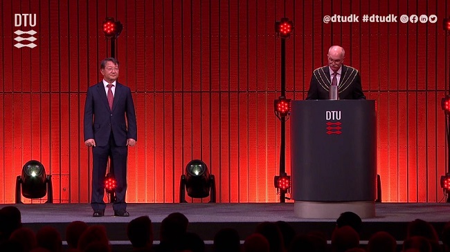 Distinguished Professor Sang Yup Lee (left) and DTU President Anders Bjarklev during the DTU Commemoration Day 20200 on April 29.