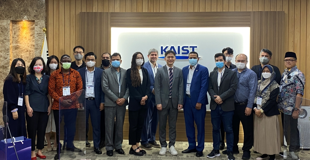 KAIST 박경렬 교수와 12개국 고위 정책관리자들의 단체사진