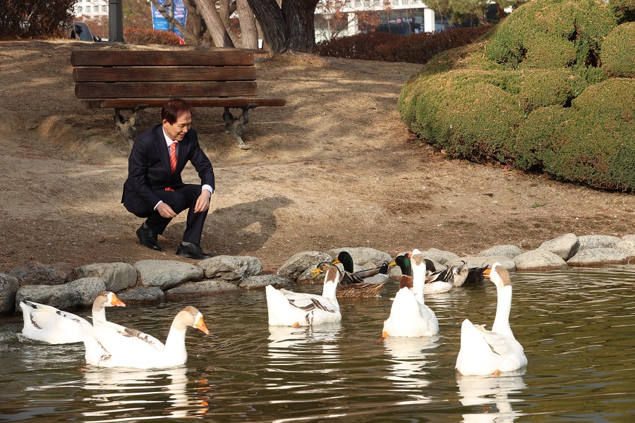 President Kwang Hyung Lee and the Ducks and the Geese