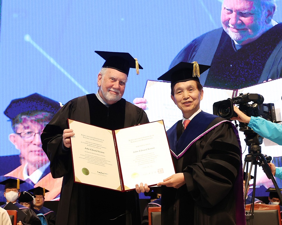 NYU President Emeritus John Edward Sexton posing with KAIST President Kwang Hyung Lee holding the Honorary Doctorate at the KAIST Commencement Ceremony