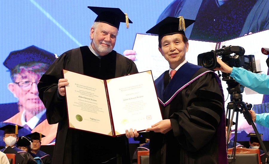 NYU President Emeritus John Sexton (left) poses with President Kwang Hyung Lee