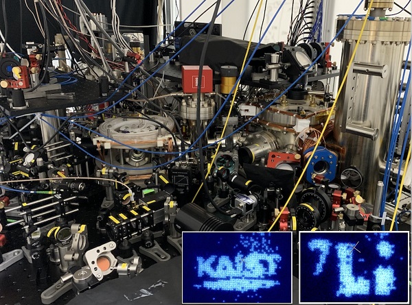 연구팀이 연구에 이용한 장비 사진, 원자 하나하나의 위치를 개별적으로 조작 가능함을 나타내는 사진(오른쪽 아래)